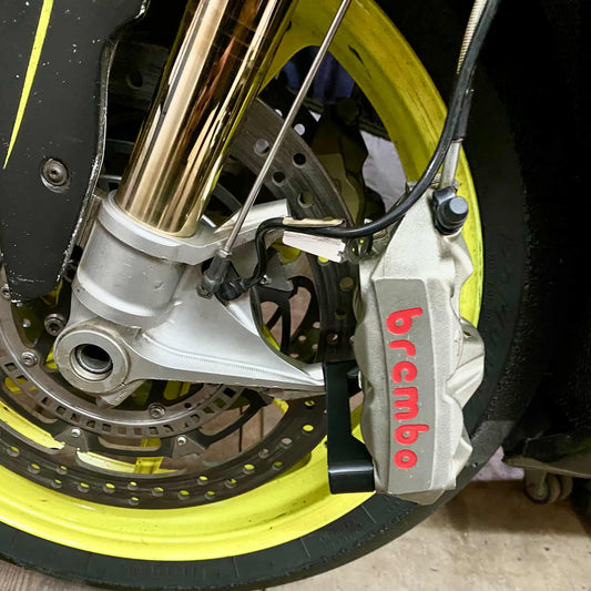 BrakeRest™ Set (2 szt.) – uchwyty serwisowe na zaciski hamulcowe motocykla | Torque3D