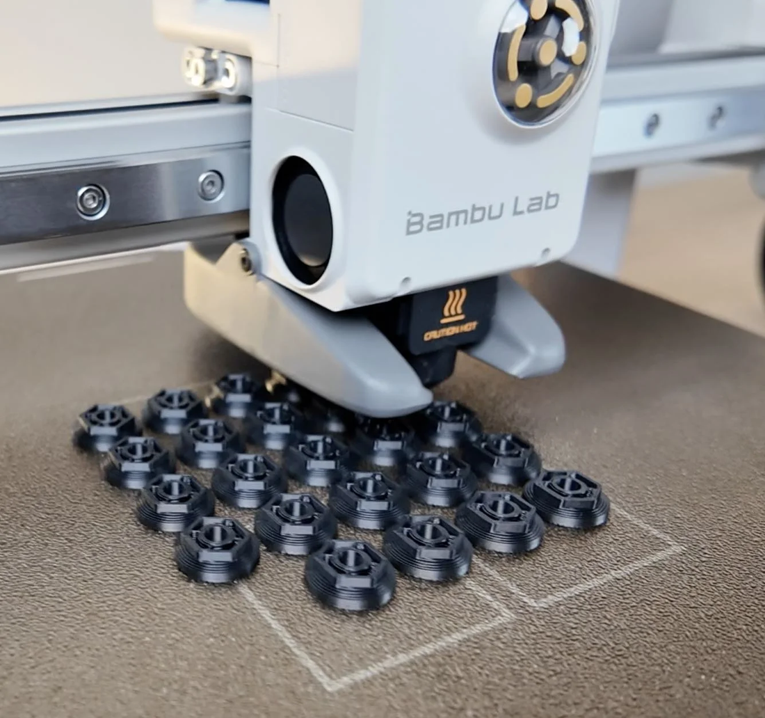 Bambulab A1 mini drukujący plastikowe elementy