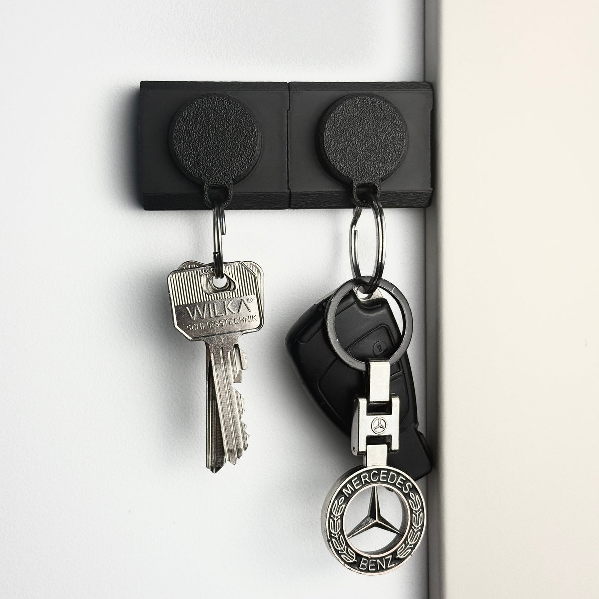 KeyDock z zawieszonymi kluczami – minimalistyczny wieszak magnetyczny