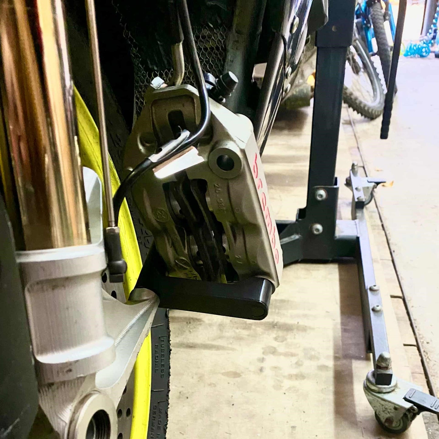 BrakeRest™ Set (2 szt.) – uchwyty serwisowe na zaciski hamulcowe motocykla | Torque3D