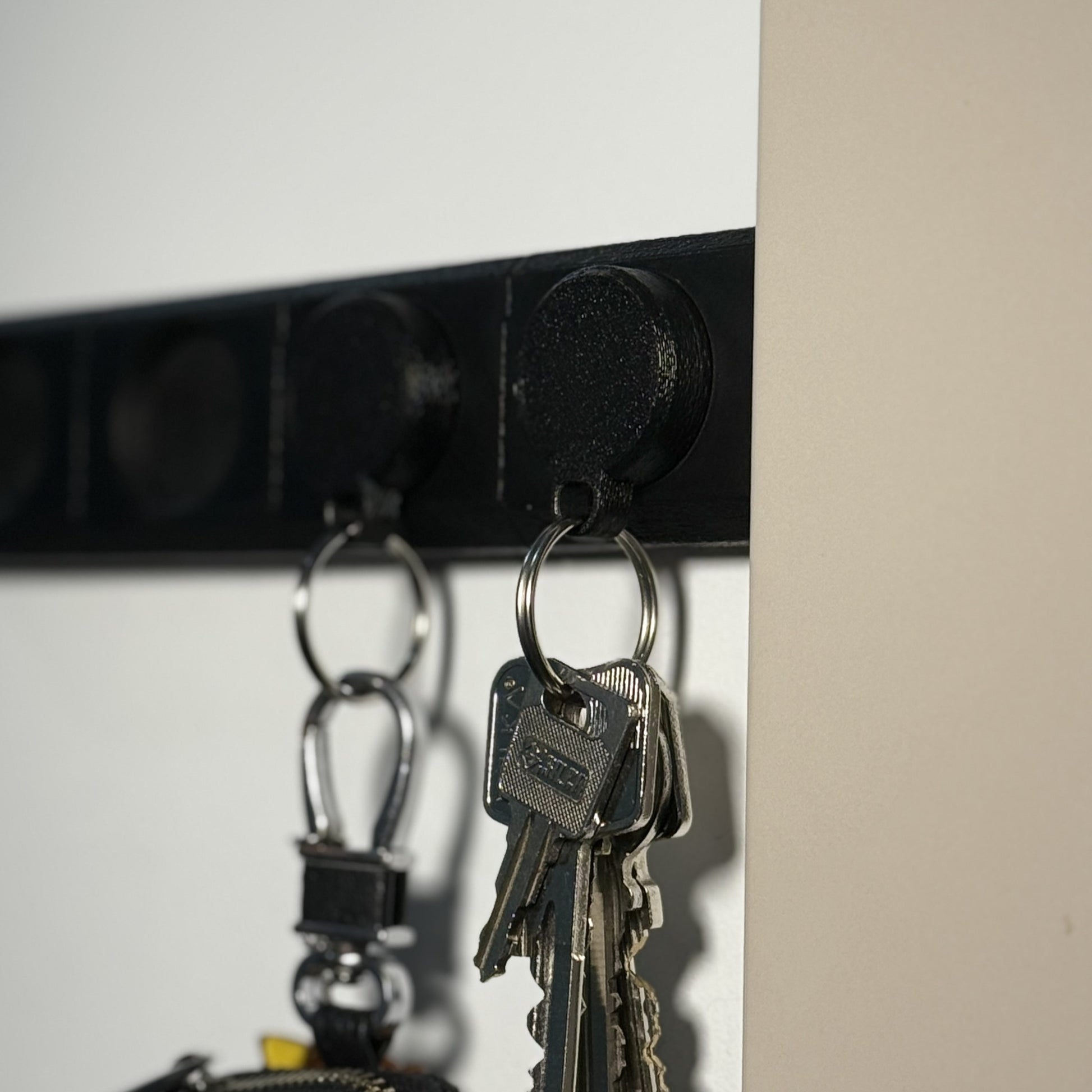 Klucze wiszące na magnetycznym mocowaniu kluczy KeyDock