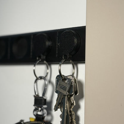 Klucze wiszące na magnetycznym mocowaniu kluczy KeyDock