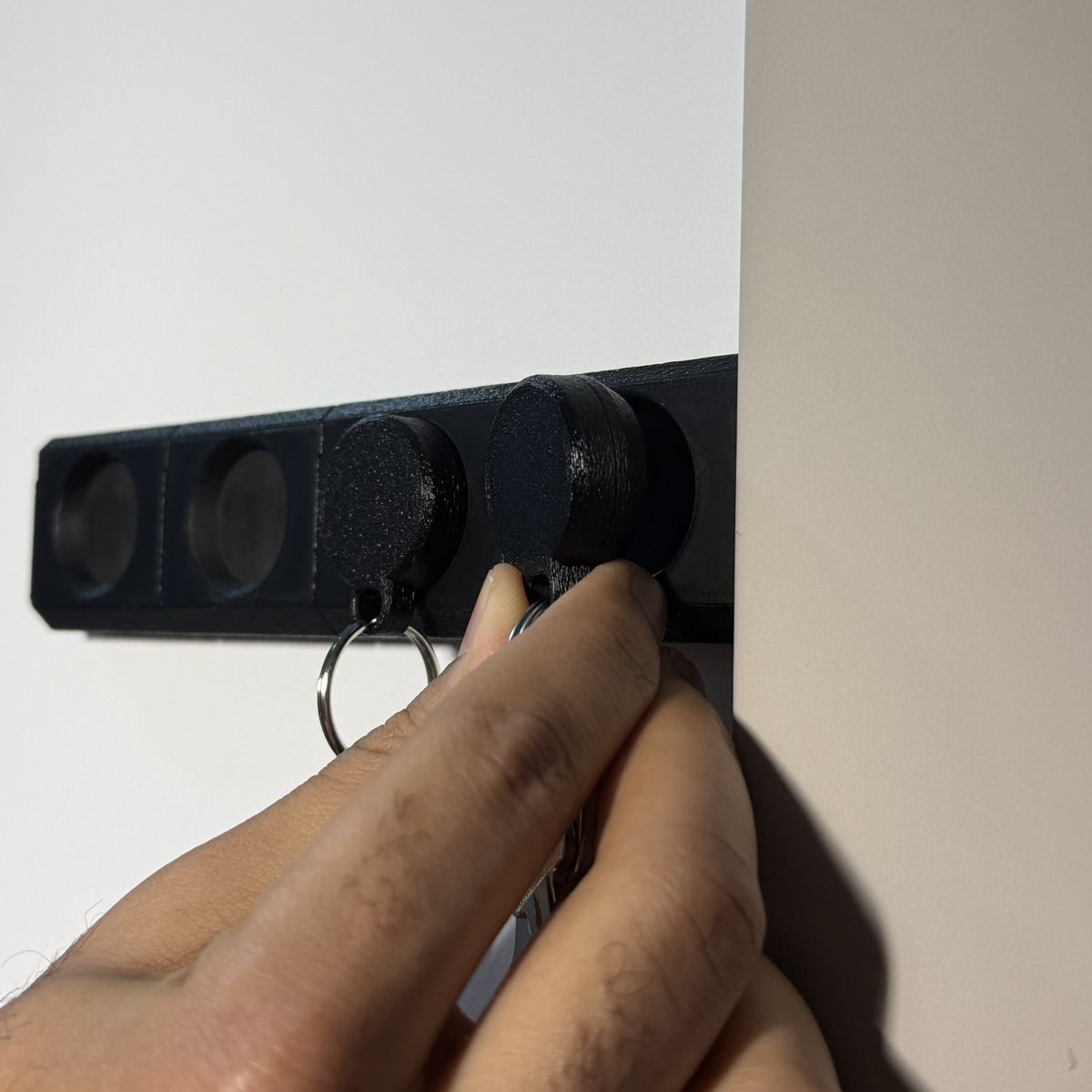 Montaż breloka z zestawu KeyDock na magnes