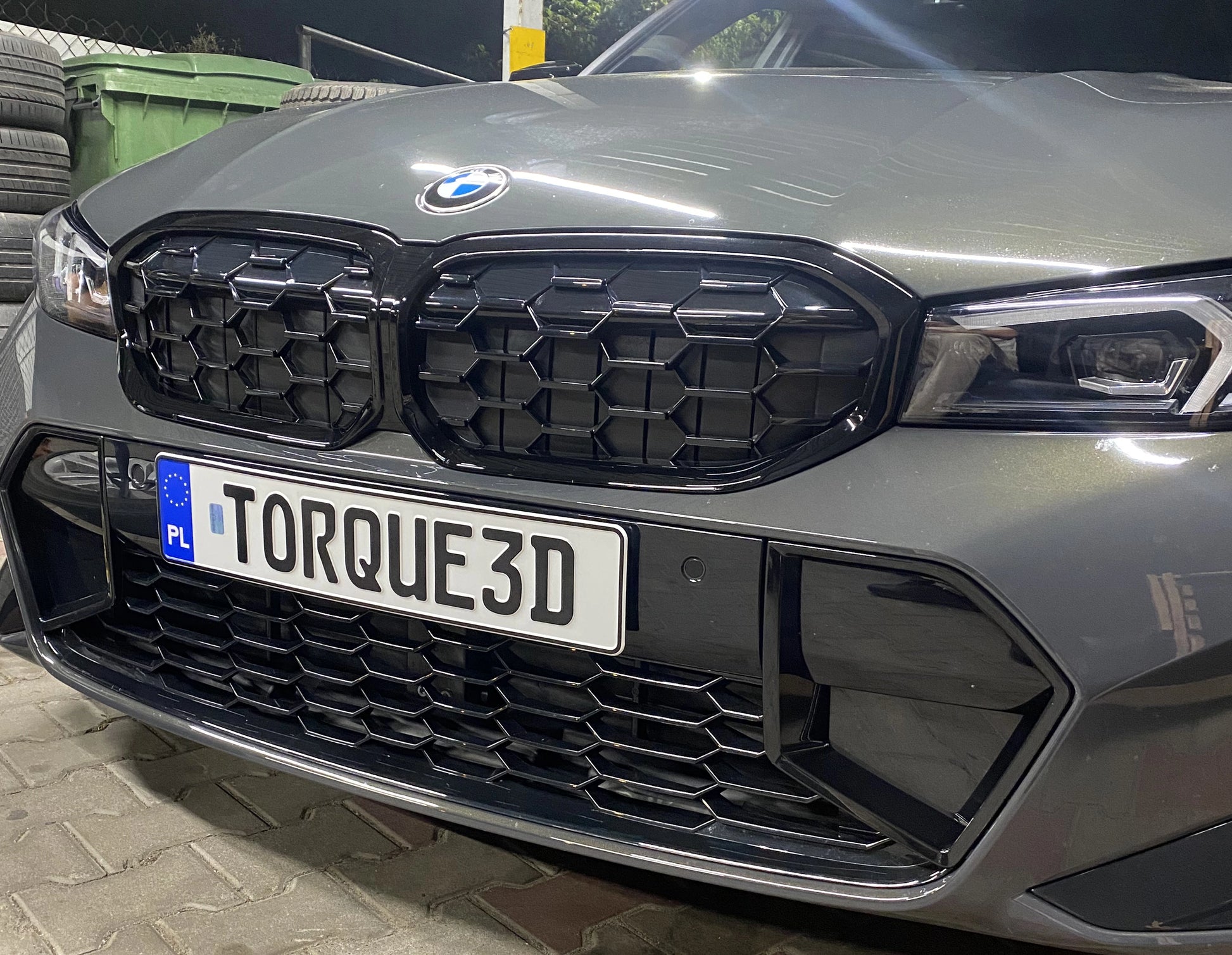 Przód bmw m340i z customową tablicą i magnetycznymi mocowaniami tablicy rejestracyjnej